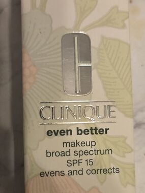 Clinique Even Better Foundation - Light/Beige with Silver Logo